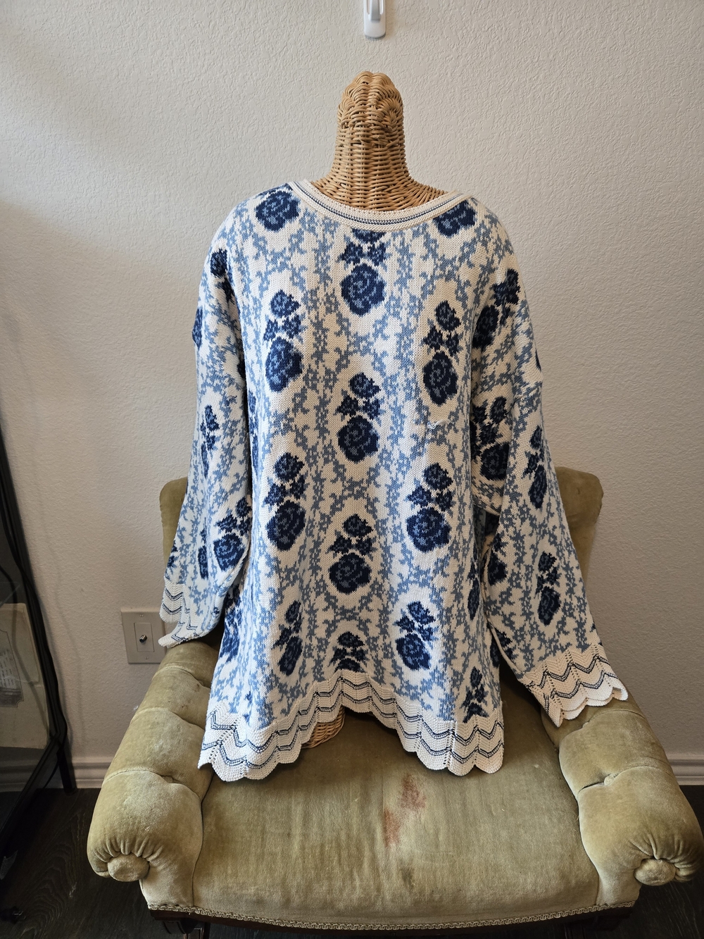 August Max Blue and White Floral Knit Sweatshirt